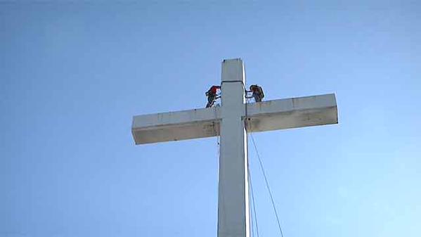 Reparan la cruz del Papa en Montevideo; un trabajo de riesgo en las alturas
