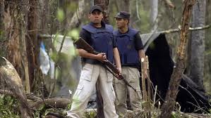 Masacran a tiros a tres policías e incendian su vehículo en Paraguay