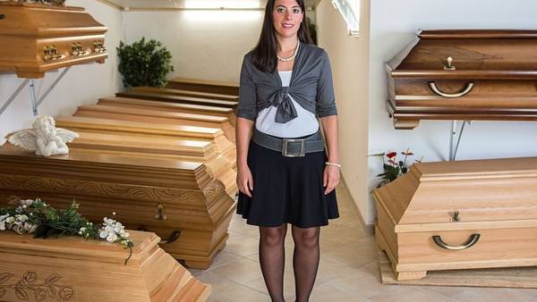 Eligen a la sepulturera más linda en concurso en Alemania