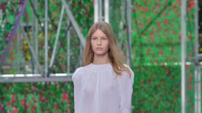De cómo una adolescente de 14 años se convirtió en la nueva cara de Dior