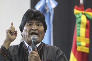 Acosado por protestas, Evo Morales dice que son promovidas por chilenos