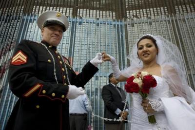 Pareja se sobrepone a deportación y celebra matrimonio en muro fronterizo que divide México de EEUU