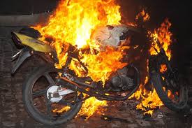 Moto se incendia tras chocar contra taxi en Las Acacias; hombre grave