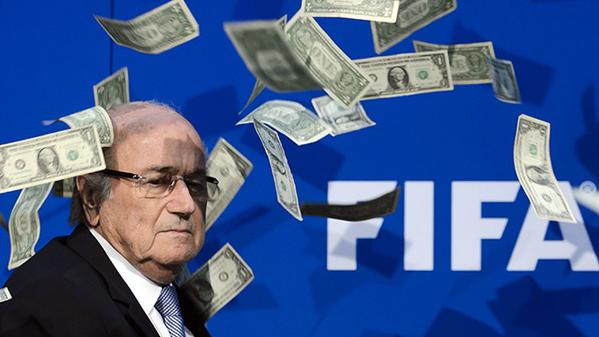 Comediante le lanza a Blatter lluvia de dólares falsos en plena conferencia