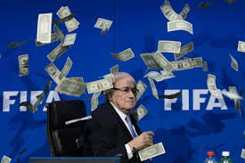 FIFA presentó una demanda criminal al comediante que le arrojó billetes falsos a Blatter