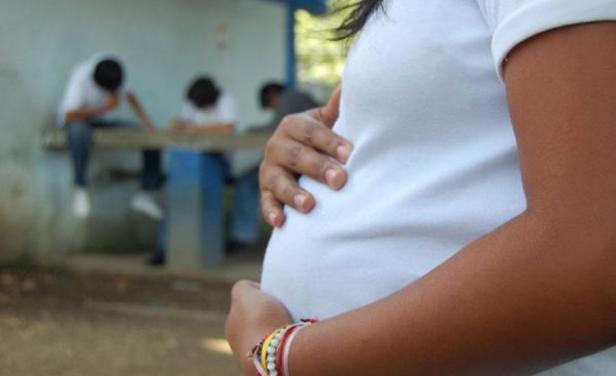 Niña de 12 años embarazada quiere casarse con hombre de 41 en Uruguay