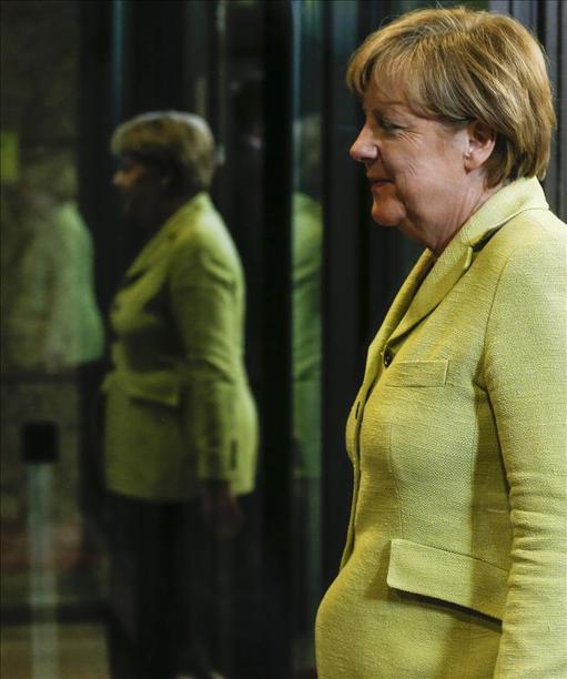 Un vídeo promocional de una revista lesbiana hace furor con un montaje de Merkel