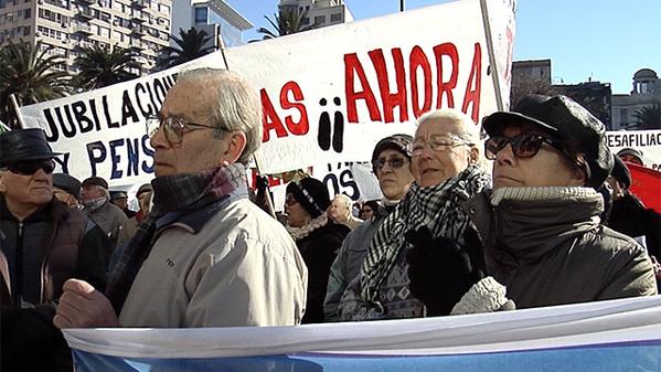 Jubilados uruguayos protestaron frente a Presidencia por magro aumento