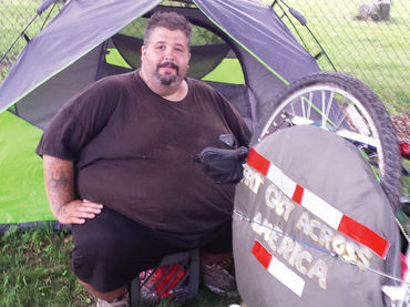 Hombre de 254 kilos recorre EEUU en bicicleta para perder peso