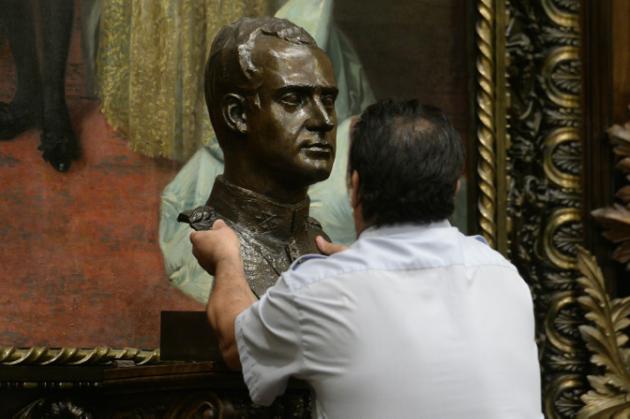 Retiran un busto del rey Juan Carlos del ayuntamiento de Barcelona