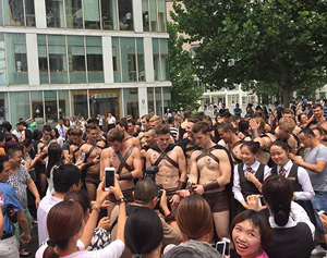 "Espartanos" semidesnudos conmocionan a la policía china