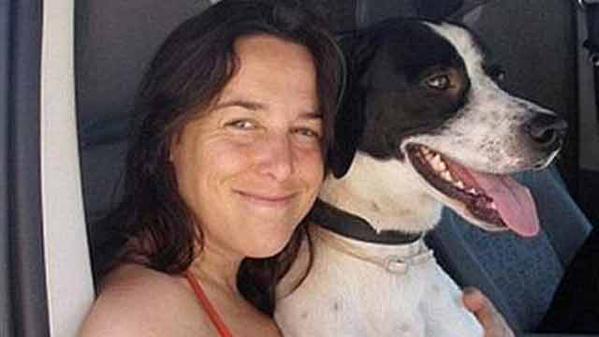 Holandesa quedó viuda al morir un gato y ahora se casa con un perro