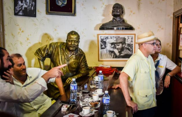 Inédito brindis con daiquiri en tumba del barman de Hemingway en Cuba
