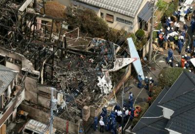Cayó un avión sobre zona residencial de Tokio e incendió varias casas; tres muertos