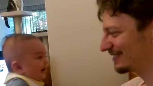 Bebé de tres meses le dijo "Te amo" a su padre