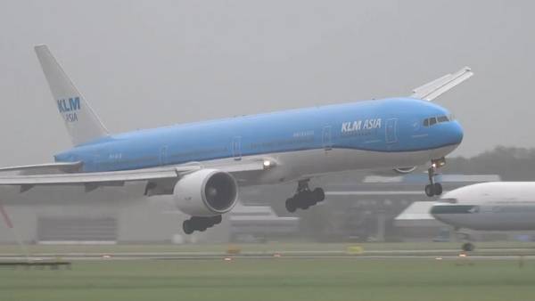 Impresionante aterrizaje de avión KLM en medio de tormenta en Ámsterdam
