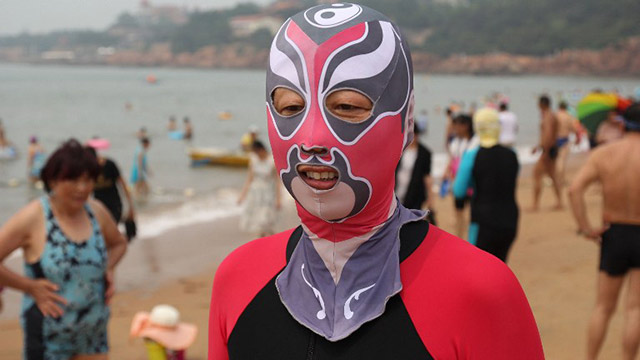 El facekini se impone entre las mujeres de China para evitar los efectos del sol