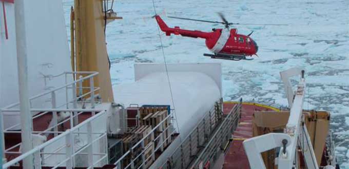 Rescatan a piloto ruso en trozo de hielo flotante en Ártico