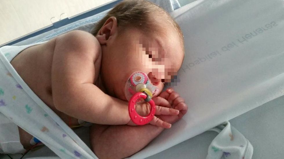 Dio a luz, dejó a la bebé tirada en el baño y fue a atenderse al hospital de San José