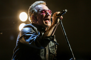 Mujer que "rescató" a Bono tras accidente en Central Park es abucheada en concierto de U2