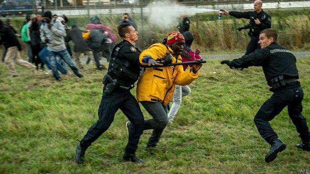 Miles de migrantes causan caos en la frontera de Francia y Reino Unido