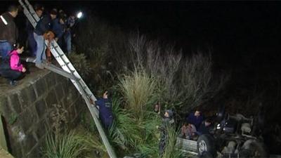 Camioneta con cuatro jóvenes cayó desde un puente en Florida