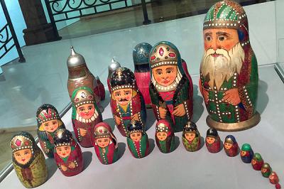 Museo de Moscú revela la desconocida historia de las célebres muñecas rusas "Matrioskas"