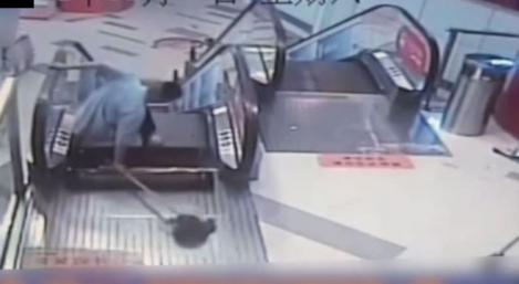 Otro accidente en escalera mecánica de shopping en China deja operario mutilado