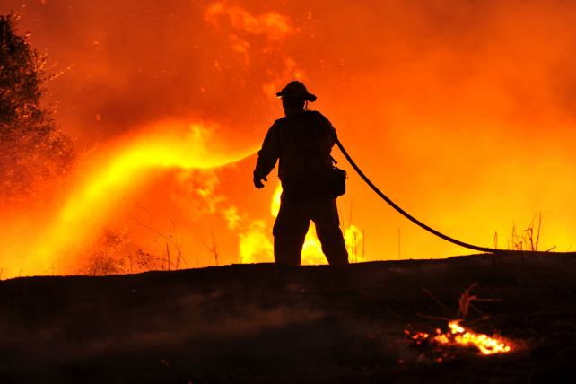 Arrestan a una mujer sospechosa de desatar 14 devastadores incendios forestales en California