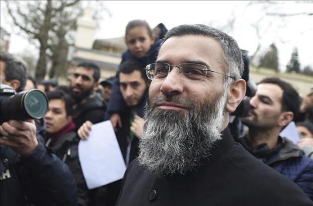 Un clérigo radical británico acusado de incitar el apoyo al Estado Islámico