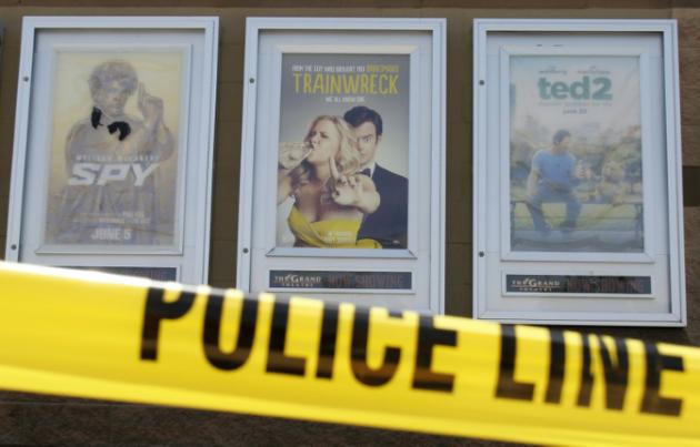 La Policía mata a un hombre que atacó un cine de EE.UU. con un hacha y un fusil