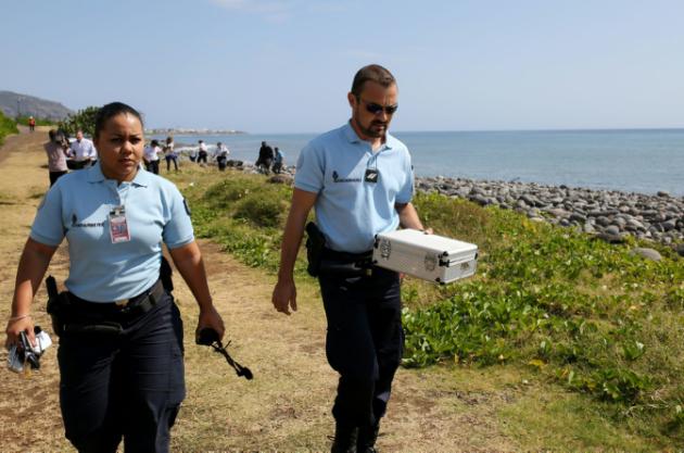 Hallan restos de asientos y de ventanas del vuelo MH370 en la isla de La Reunión