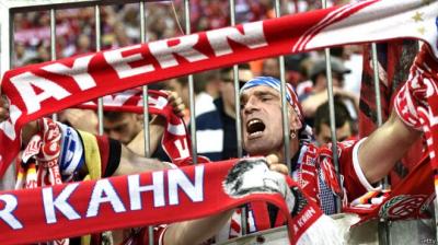 Jueza de Alemania obliga a hinchas a comprar indumentaria de su equipo rival como castigo