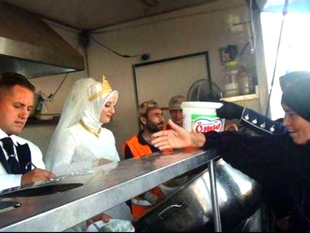 Pareja turca celebró su boda alimentando a 4000 refugiados sirios