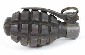 Una chilena compró una granada de guerra en Uruguay y la detuvieron en Ezeiza