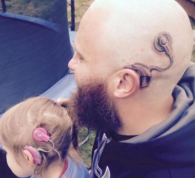 Un padre demuestra amor por su hija sorda y se tatúa implante auditivo