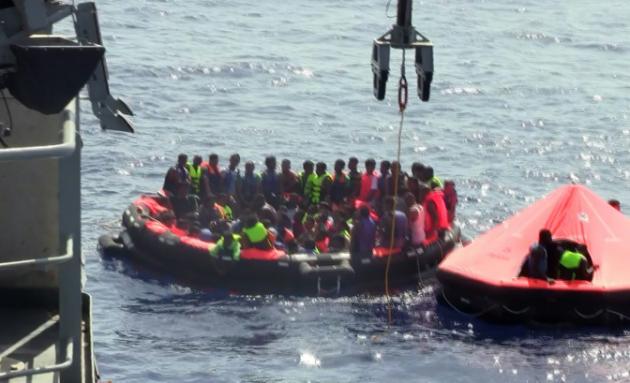 Italia detiene a 5 traficantes por el naufragio en la costa libia que mató a 200 emigrantes
