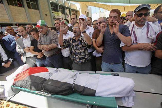 Cientos de palestinos despiden en su entierro al padre del bebé asesinado por extremistas judíos