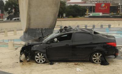 Un argentino manejaba alcoholizado y su auto quedó dentro de la fuente del monumento a Batlle