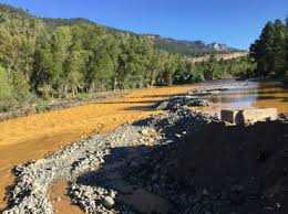 Agencia ambiental contaminó un río y lo dejó de color naranja