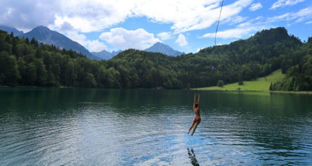 Una adolescente encuentra un lingote de oro nadando en un lago de Alemania