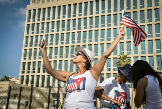 La bandera de EEUU vuelve a Cuba en histórica visita de Kerry