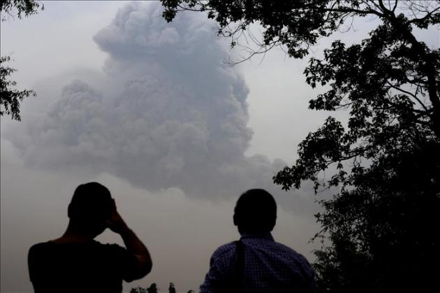 Alertan de posible erupción de un volcán cercano a planta nuclear en Japón