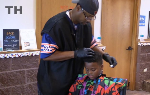 El barbero que les regala cortes de pelo a los niños a cambio de una lectura