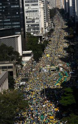 Protestas callejeras en todo Brasil para exigir la salida de Rousseff que dice "No voy a caer"