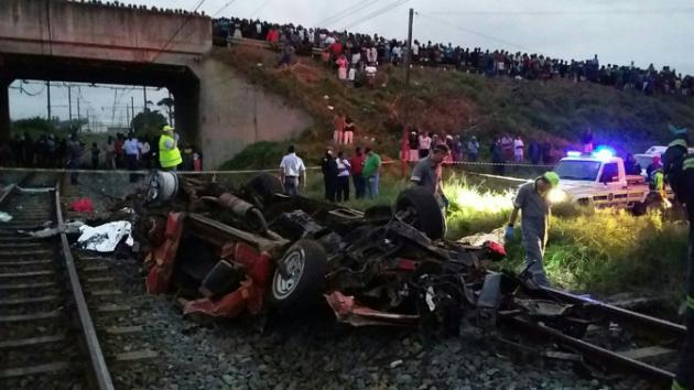 15 muertos en Sudáfrica al chocar un minibús con un tren