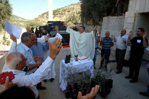 Decenas de cristianos palestinos protestan contra el muro de separación de Israel