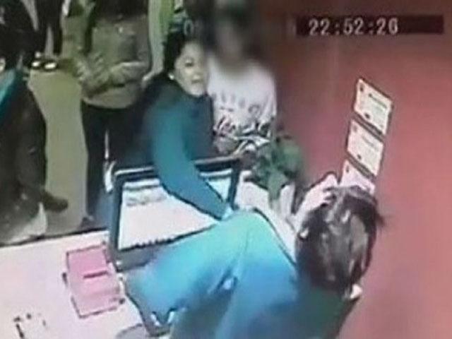 Mujer a las trompadas con la empleada de un cine en Argentina por prohibirle el ingreso a su hija