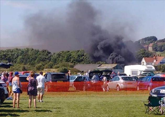 Siete muertos al estrellarse avión de combate contra varios autos durante una exhibición aérea en Inglaterra