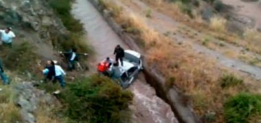 Montevideo resbaladizo y trágico: Auto cayó a las aguas y una mujer murió y hubo 3 heridos